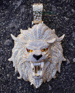 Colgante de Cabeza de León de Moissanita Chapado en Oro de 18k y Plata 925, Corte Brillante Redondo, Amuleto Temático de Lujo para Hombre Estilo Hiphop - Product Image 1