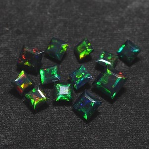 Opale noire taille princesse carrée, effet feu arc-en-ciel, naturelle, fumée et traitée, 6 mm, pierre précieuse en vrac, taille facettes, pour la fabrication de bijoux, vente en gros - Product Image 4