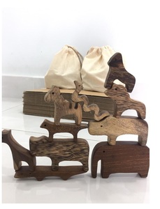 Figurine d'animal en bois, sculpture d'animal de safari, artisanat animal peint à la main pour les jeux préscolaires et la décoration de la maison - Product Image 1