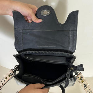 Bolso de mano mini tipo satchel de cuero repujado de vaca hecho a mano estilo occidental 2026 para mujer, con diseño floral grabado, bandolera y bolso tote de piel con pelo. - Product Image 6