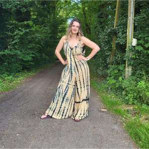 Combinaison en coton tie-dye pour femme, col à bretelles, style bohème moderne, coupe ample, jambe large, tenue décontractée élégante - Product Image 1