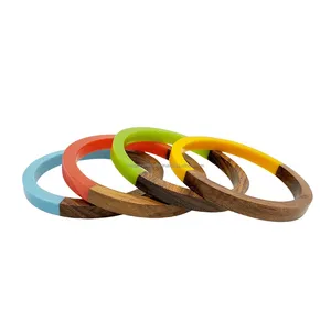 Juego de cuatro brazaletes de resina de madera de acacia natural con acabado Epoxi Brazaletes gruesos y estrechos Diseño de unión de moda - Product Image 3