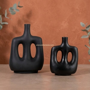 Vase Hoyo S noir mat en argile terracotta, abstrait, à double poignée, fait main, en céramique sculpturale, vente en gros - Product Image 3