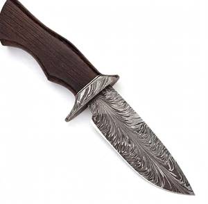 Herramienta de preparación de acero damasco grabado con ácido de alto contraste, con perfil de punta caída y mango de madera. - Product Image 3