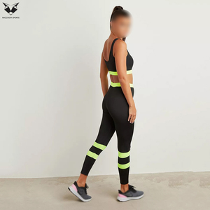Conjunto deportivo elegante con bordes en contraste, sujetador deportivo y leggings largos, en negro con contraste de color verde, el mejor conjunto de yoga de material suave. - Product Image 3