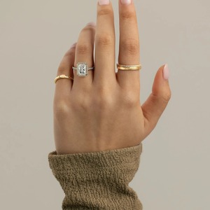 Anillo de Diamante Corte Radiante, Oro Sólido de 14K, Engaste Halo, Anillo de Compromiso para Mujer, Certificado IGI, Estilo Clásico - Product Image 4