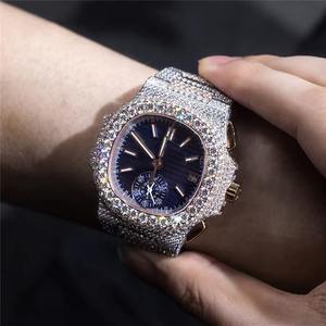 นาฬิกาข้อมือผู้ชายแบบกลไก ETA ประดับเพชรโมอิสซาไนต์ VVS ดีไซน์พิเศษ แฟชั่นฮิปฮอป หรูหรา หน้าปัดอนาล็อก สีทอง/สีเงิน สายเพชรพรีเมียม กันน้ำ 10 บาร์ - Product Image 4