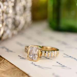Anillo de Compromiso con Diamante Corte Esmeralda, Oro Sólido de 14K o Plata de Ley, Certificado IGI - Product Image 2