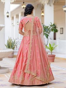 Conjunto de Lehenga Choli de satén con bordado de lentejuelas y dupatta para mujer, estilo semi-cosido. |   Elegante Lehenga Choli de Boda para Mujer - Product Image 3