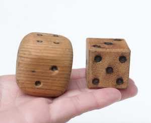Dés en bois de style vintage pour jeux traditionnels, accessoires de jeu en bois naturel faits à la main - Product Image 1