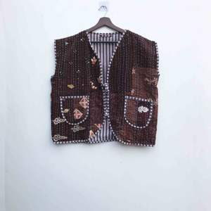 เสื้อกั๊กผ้าฝ้ายปักลายคันธาทำมือสุดหรูสำหรับผู้หญิง เสื้อแจ็คเก็ตสั้นสำหรับฤดูหนาว ดีไซน์แบบแพทช์เวิร์ค เสื้อคลุมสำหรับใส่ด้านนอก - Product Image 2