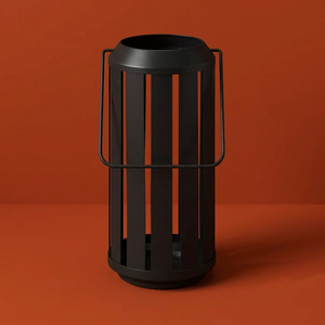 Lanterne élégante en métal noir mat à lattes, avec un corps cylindrique à lattes et une poignée en fil métallique robuste, idéale pour les espaces modernes et minimalistes. - Product Image 1