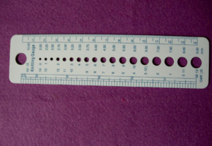 AA0123 Plastic Knitting Gauge Ruler 15 Cm Plastic Measuring Tool For Hand Knitting Simple Oval Shape Convenient Use - Product Image 3