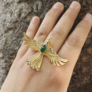 แหวนค็อกเทลประดับพลอยออนิกซ์สีเขียวทรงสวยงาม พร้อมเพชร CZ ประดับตกแต่ง แหวนทองเหลืองชุบทอง 18k ปรับขนาดได้ รูปนกอินทรีบิน - Product Image 1