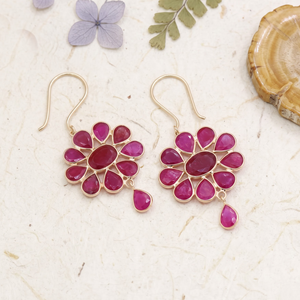 Pendientes de Oro Amarillo de 18k con Rodajas de Rubí Natural y Engaste Floral, Joyas Memoria, Venta al por Mayor - Product Image 3