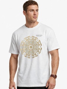 Oneten Apparel Camiseta blanca de manga corta con cuello redondo para hombre, estampado geométrico dorado, corte regular - Product Image 3