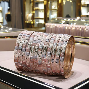 Venta al por mayor de brazaletes texturizados dorados de 3 tonos, juego de brazaletes de lujo rellenos de oro multicolor, brazaletes de moda, juego de brazaletes de latón tricolor - Product Image 4