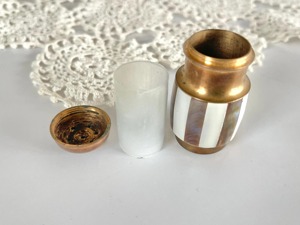 Juego de salero y pimentero de nácar y metal dorado, vajilla de lujo para decoración de mesa festiva durante ocasiones especiales - Product Image 2