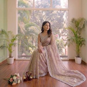 Sari en soie élégant avec travail de diamants Jarkan et blouse de créateur, prix de gros par Royal Export - Product Image 5