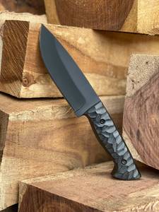Cuchillo de Camping Personalizado Iron Crown Forge con Hoja de Acero con Alto Contenido de Carbono con Recubrimiento en Polvo Negro y Mango de Micarta No Ajustable - Product Image 1