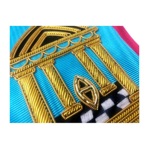 Écharpe de cérémonie maçonnique du Rite écossais brodée à la main, en moiré bleu avec broderie en fil d'or et passepoil rouge - Product Image 5