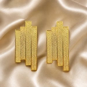 Boucles d'oreilles pendantes ovales texturées en laiton faites à la main Sstringz avec placage or GPC, finition sablée, design tendance et luxueux - Product Image 3
