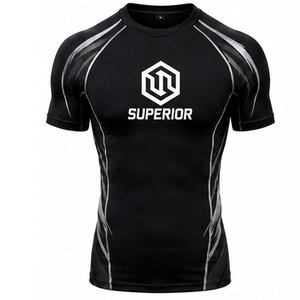 Camiseta de compresión transpirable con tecnología de tejido avanzada que absorbe eficientemente la humedad, garantizando una experiencia cómoda. - Product Image 1