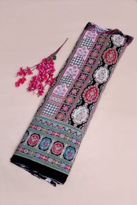 Tissu imprimé géométrique noir à motifs décoratifs avec bordure épaisse pour la confection de robes Kurti, tissu pour vêtements ethniques. - Product Image 5