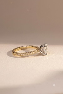 Anillo de Compromiso de Oro Sólido de 14K con Diamante Redondo de Corte Brillante Cultivado en Laboratorio y Banda Pavé con Baño de Rodio - Product Image 2