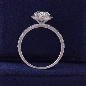 Bague de fiançailles ovale en diamant de laboratoire certifié IGI, halo de diamants, 0,3 carat, clarté VS1, or jaune 14 carats, bijoux élégants et durables - Product Image 5