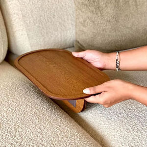 Plateau d'accoudoir en bois artisanal avec motifs sculptés uniques et bords arrondis pour un rangement fonctionnel sur table - Product Image 1
