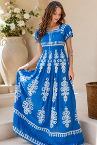 Robe longue maxi bohème à imprimé floral bleu, manches bouffantes, taille smockée, respirante, écologique, coupe évasée vintage et moderne - Product Image 6