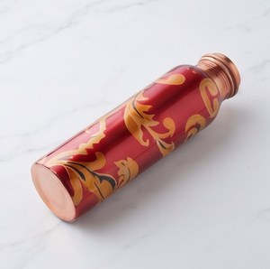 Bouteille d'eau en métal vintage à motif floral rouge et doré avec bouchon à vis en cuivre pour articles de cuisine et articles hôteliers - Product Image 2