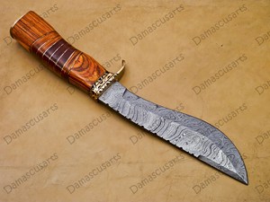 Couteau Tracker DIY OEM en Acier Damas Fait Main, Lame Fixe Forgée à Bord Dentelé, pour Survie, Chasse, Camping, avec Manche en Bois Premium - Product Image 3