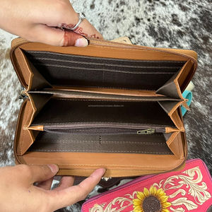 Cartera de mano de cuero con diseño de girasol, hecha a mano, lista para enviar, con cierre de cremallera, de piel de vaca con pelo, para mujer. - Product Image 6