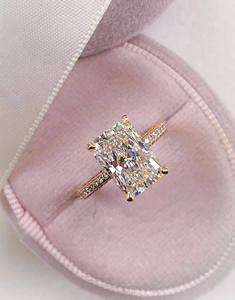 Anillo de Compromiso de Moissanita con Corte Radiante, Plata de Ley 925 con Baño de Rodio, Minimalista con Halo Oculto, Anillo de Aniversario para Mujer - Product Image 1