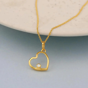 Vérifié visuellement, avec un diamant rond serti sur le bord, disposé au sommet de l'élément du pendentif en forme de cœur ouvert. - Product Image 5