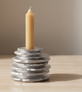Candelabro de Metal con Acabado Plateado Cepillado Contemporáneo, Pieza de Arte Escultural con Discos de Piedra Apilados para Decoración de Interiores de Lujo - Product Image 1