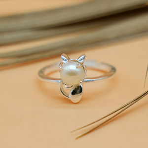 Bague en argent avec perle d'eau douce, faite à la main, en argent sterling 925, motif chat, bague de mariage - Product Image 1