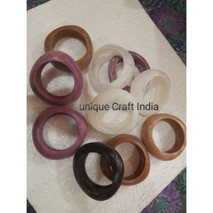 Brazalete de resina brillante en negro azabache Pulsera ancha hecha a mano Joyería de resina moderna Accesorio elegante para looks diarios y nocturnos - Product Image 3