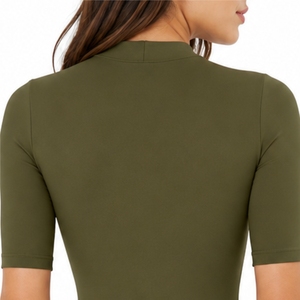 Combinaison moulante à manches courtes pour femme, fermeture éclair sur le devant, tissu doux au toucher, effet sculptant, fabrication OEM. - Product Image 5