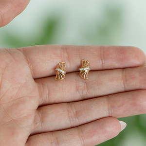 Pendientes de tuerca con diseño de hoja y diamantes dorados de primera calidad para mujer – Joyería de lujo elegante inspirada en la naturaleza - Product Image 5