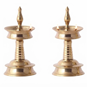 Ensemble de lampes à huile Diya sur pied en laiton poli, artisanat métallique exquis, Samai Deepak traditionnel du Kerala pour les rituels religieux - Product Image 1