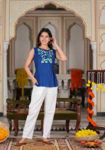 Top sin mangas de rayón azul bordado para mujer, corte regular, cuello redondo, diseñado para uso diario informal de verano a nivel mundial. - Product Image 6