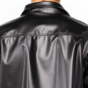 Chaqueta Ligera de PU Negra para Hombre, Estilo Urbano, con Bolsillos, Cuello Redondo, Corte Regular, Logotipo Frontal, para Otoño - Product Image 4