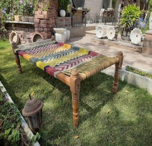 Cama charpai clásica de madera con un diseño geométrico tradicional tejido en rojo y blanco, disponible a precios de mayorista. - Product Image 2