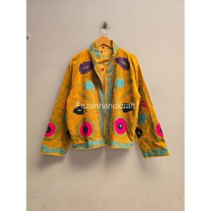 เสื้อแจ็คเก็ตคอจีนกำมะหยี่ปักลายดอกไม้ แขนยาว งานแฮนด์เมดสำหรับผู้หญิง สวมใส่ในฤดูใบไม้ผลิ สีเหลืองพร้อมลวดลายหลากสี - Product Image 3