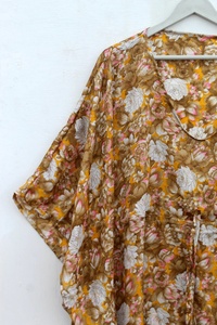 Robe de bain en mousseline de soie Upcycle vintage faite à la main Robe de soirée d'été de luxe à manches longues et col en V pour femmes - Product Image 2