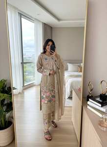 Costume en soie Chinon de style boutique exclusif avec dupatta à broderies lourdes - Product Image 1