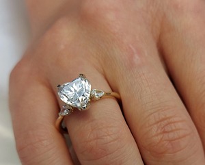 Anillo de compromiso de lujo con diamante de 2.5 quilates con corte en forma de corazón, oro sólido de 18 quilates, piedras laterales en forma de pera, clásico para mujer, certificado por GIA. - Product Image 1